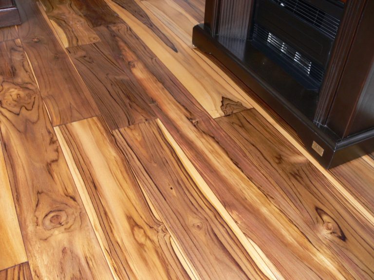 Holzboden mit unterschiedlichen Schattierungen und Maserungen.